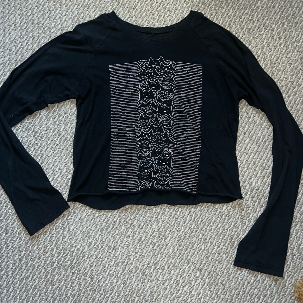 Black cropped long sleeve w/ cat graphic